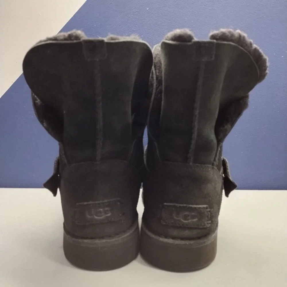UGG Syden Winter Boots Womens US Size 7 Black Suede Buckle Strap Slip On 1120702